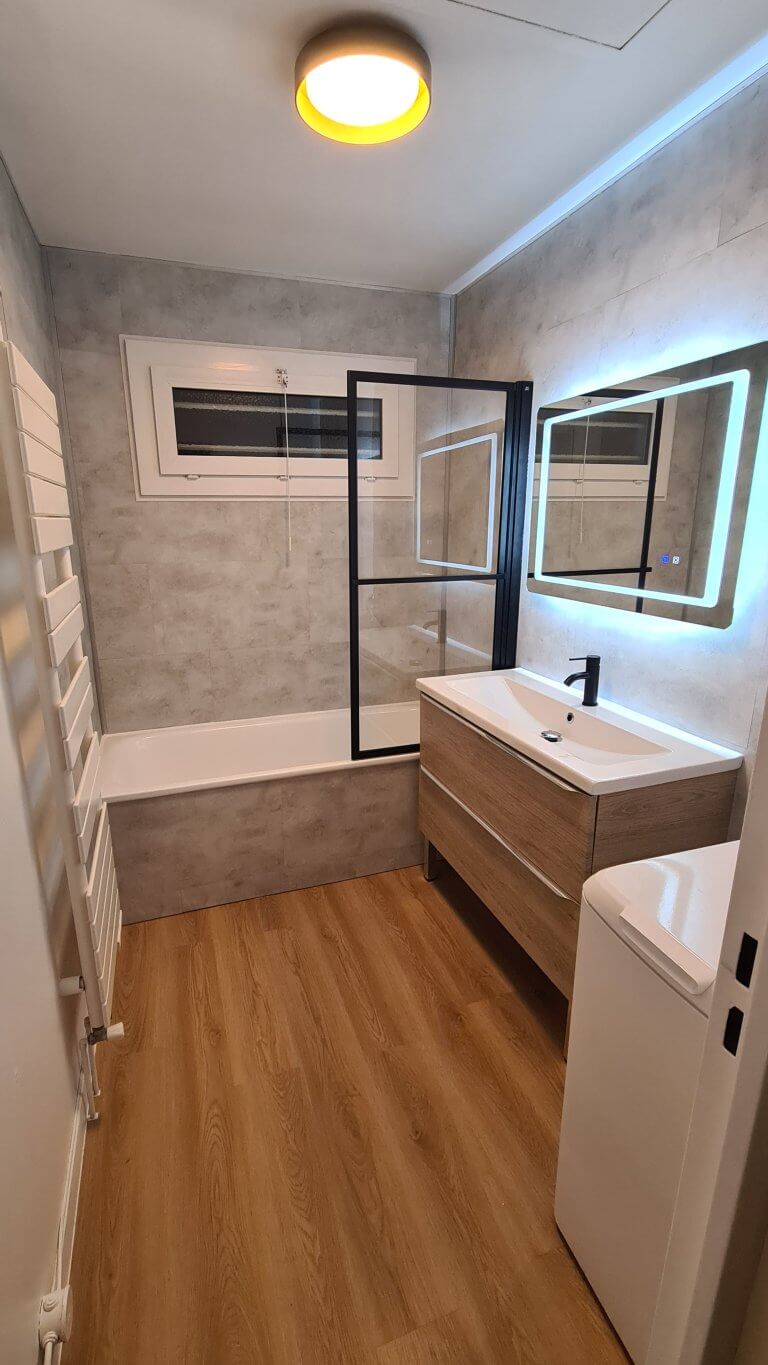 salle de bain après travaux avec meuble vasque