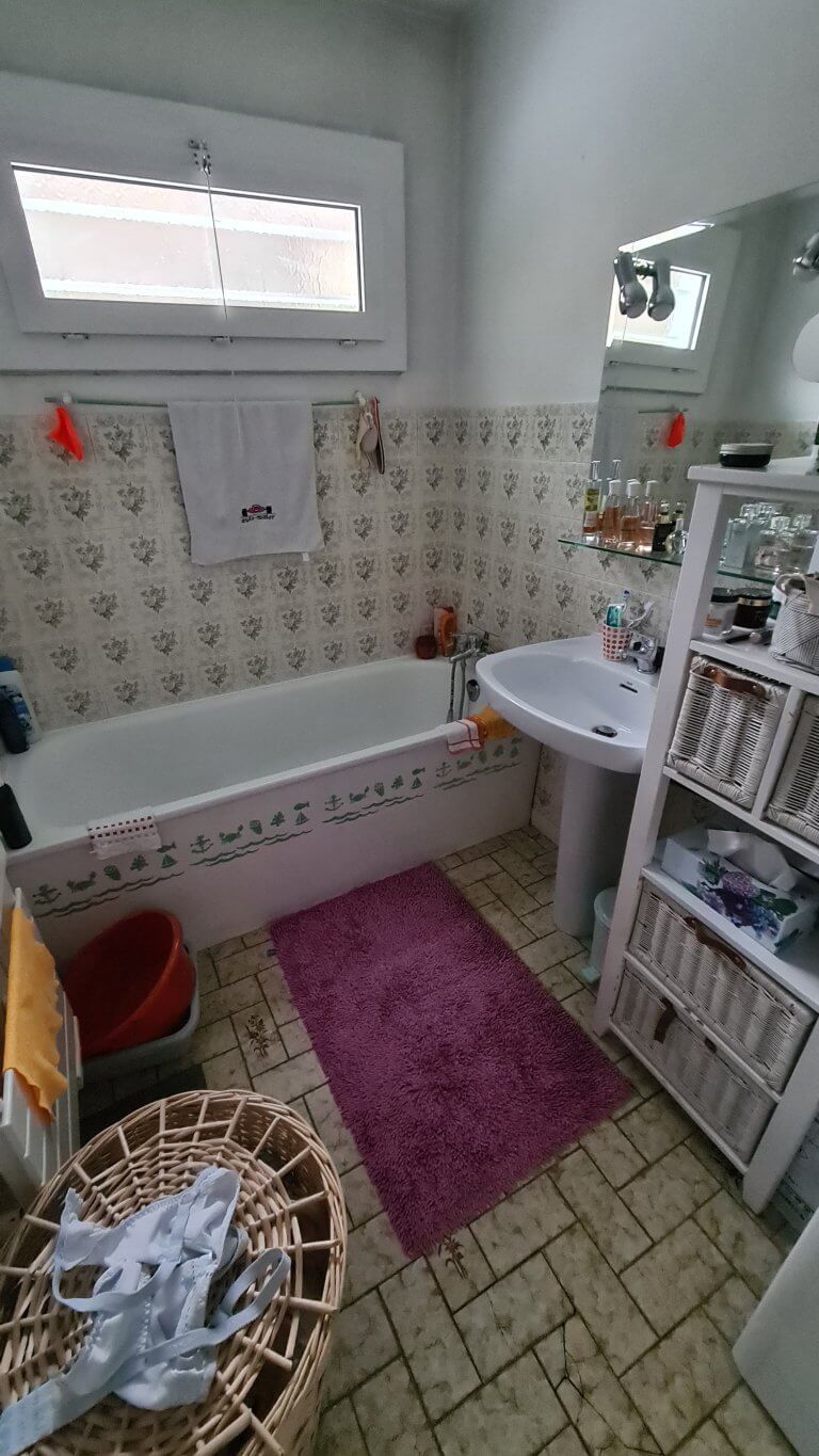 salle de bain vétuste avant travaux