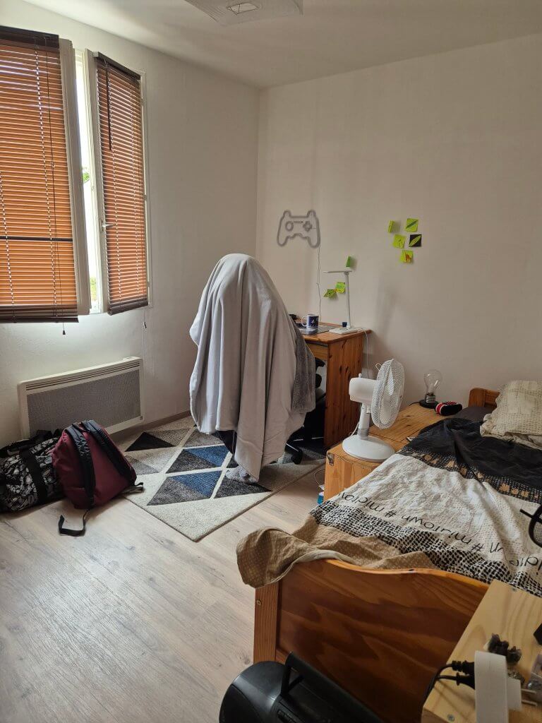 chambre ado avant travaux avec bureau et lit