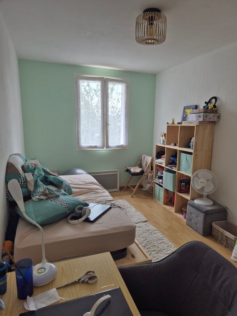 chambre ado avant travaux avec bibliothèque