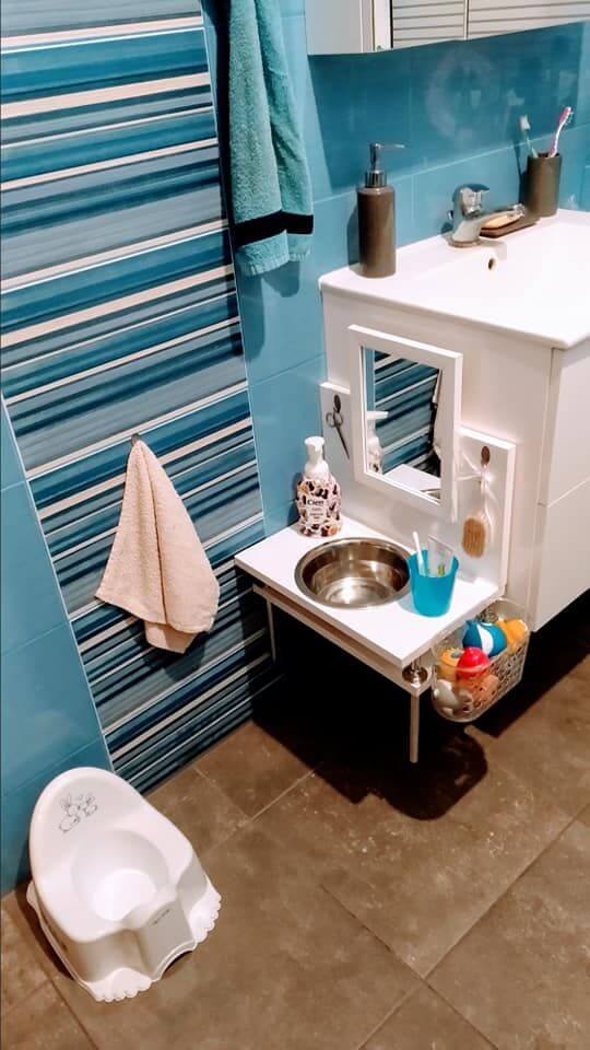 petite étagère contre meuble vasque pour enfant et miroir