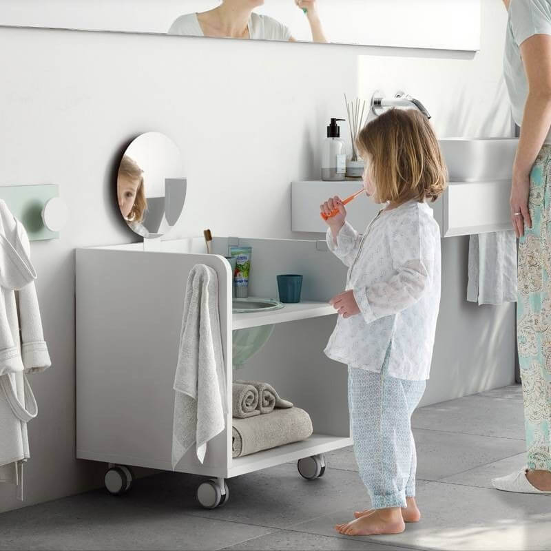 meuble sur roulette pour espace lavage enfant montessori