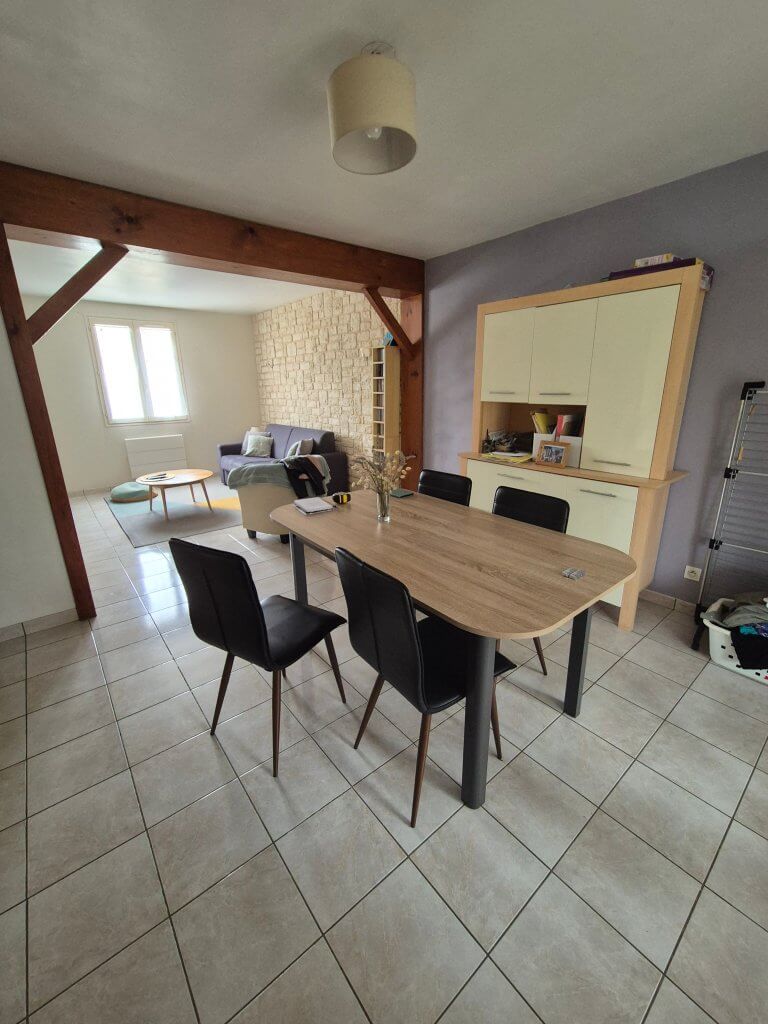 séjour avant travaux avec table et chaises