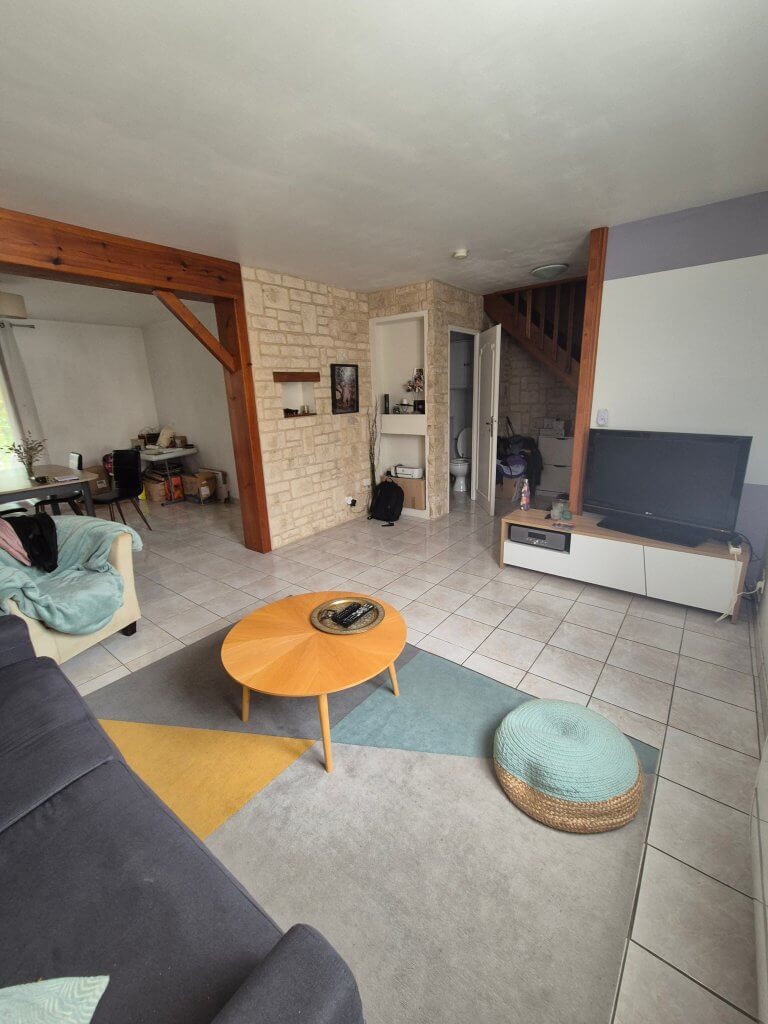 salon avant travaux avec meuble tv et table basse