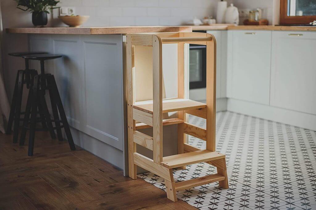 Tour d'observation Montessori à côté du plan de travail de la cuisine